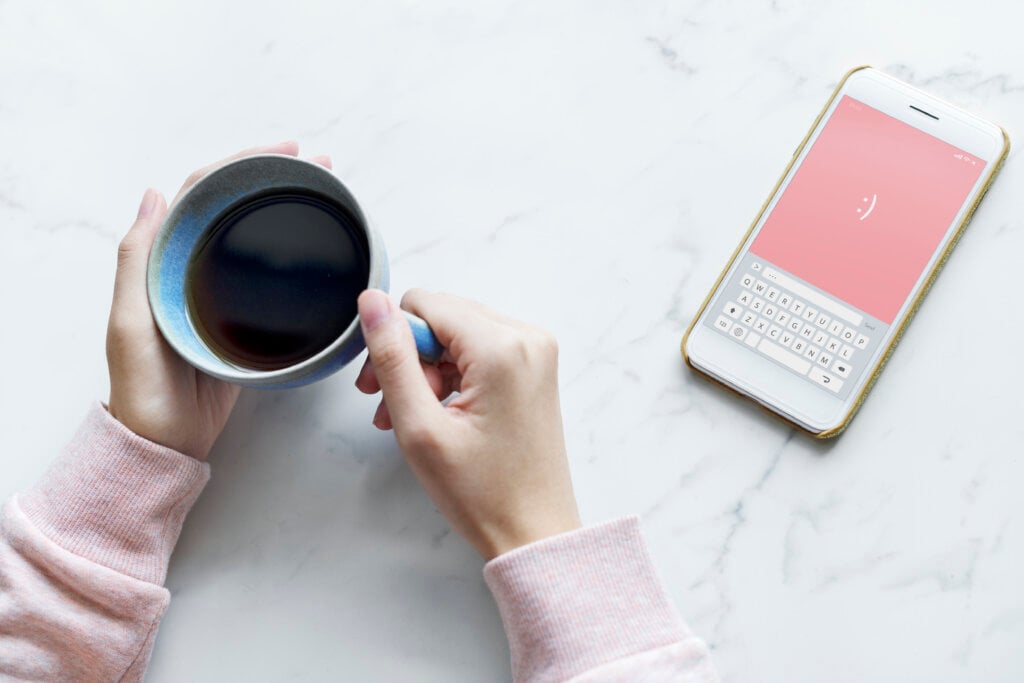 Café derramado no Celular? Tenha um Seguro Celular. | Foto: Freepik.
