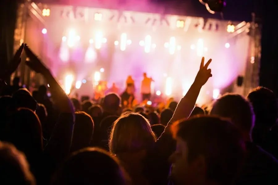 Entenda a importância do seguro viagem e celular para aproveitar seu festival de música sem perrengues.