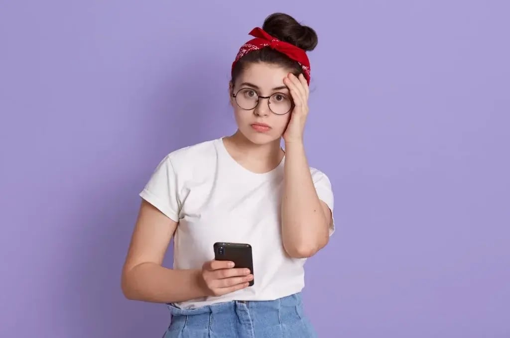 Em ambientes urbanos, onde o uso de celulares é intenso e a exposição a redes públicas e ameaças digitais é maior.