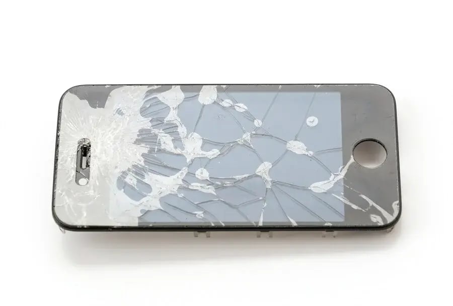 Se o seu celular cair na água ou for molhado por outro líquido, o seguro pode cobrir o custo.