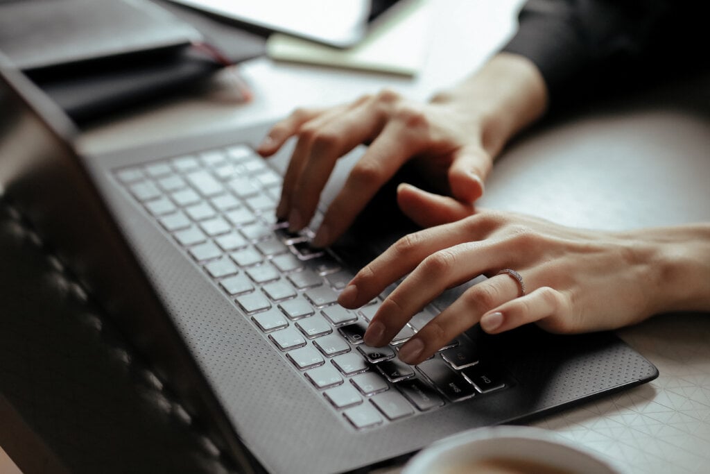 Cuidados com Macbook: Saiba porque é importante limpar a tela e o teclado. | Foto: Freepik.
