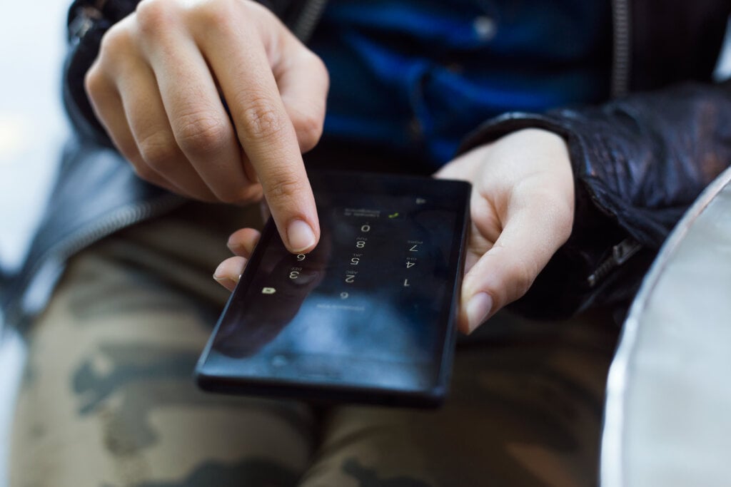 Saiba como deixar o seu celular mais rápido e seguro. | Foto: Freepik.
