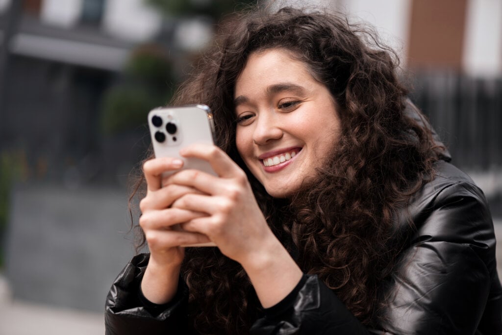 Conheça toda a história do lançamento do iPhone, da Apple. | Foto: Freepik.
