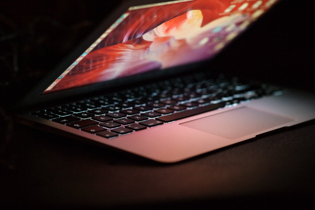 Conheça 5 hábitos que fazem seu Mac esquentar para evitar. | Foto: Freepik.
