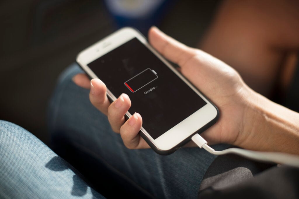 Veja dicas para fazer a bateria do iPhone durar mais. | Foto: Freepik.