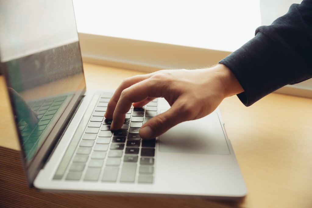 Saiba como a segurança para notebook é tão essencial para seu trabalho ou vida social | Foto: Freepik.