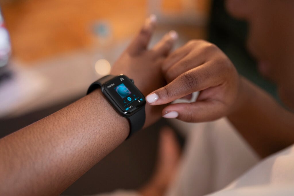 Entenda mais sobre os benefícios do smartwatch para a saúde: | Foto: Freepik.
