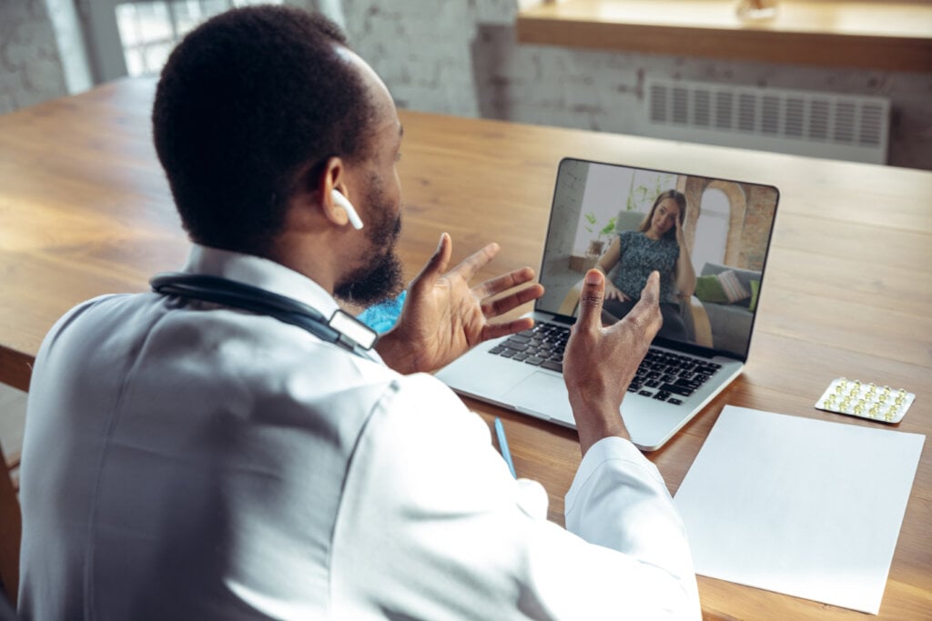 Como a telemedicina, você pode encontrar seu psicólogo por telefone. | Foto: Freepik.