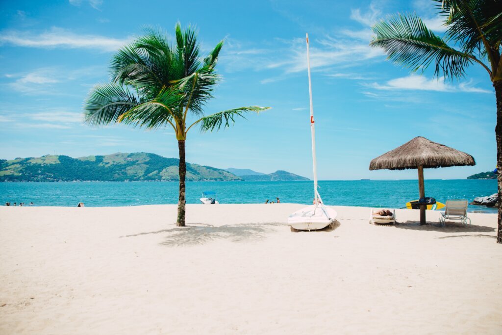 Praia e sol não é o tipo de viagem de se recusar. l Foto: Unsplash.
