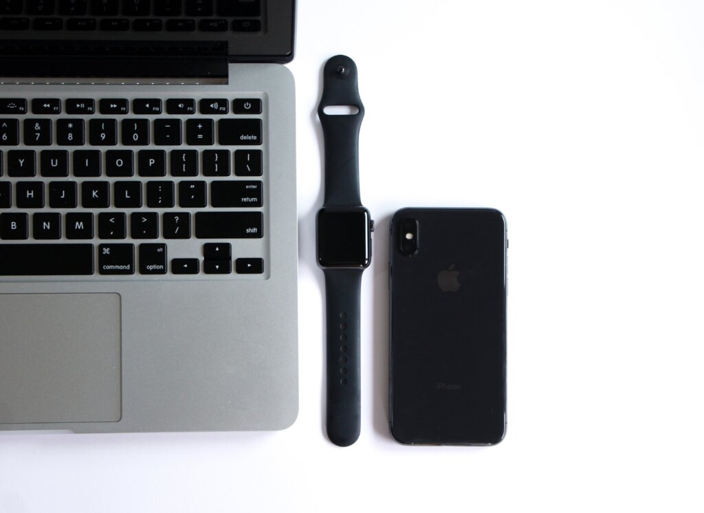 Como fazer um seguro de eletrônicos: seguro notebook e seguro smartwatch? Saiba aqui. | Foto: Unsplash.