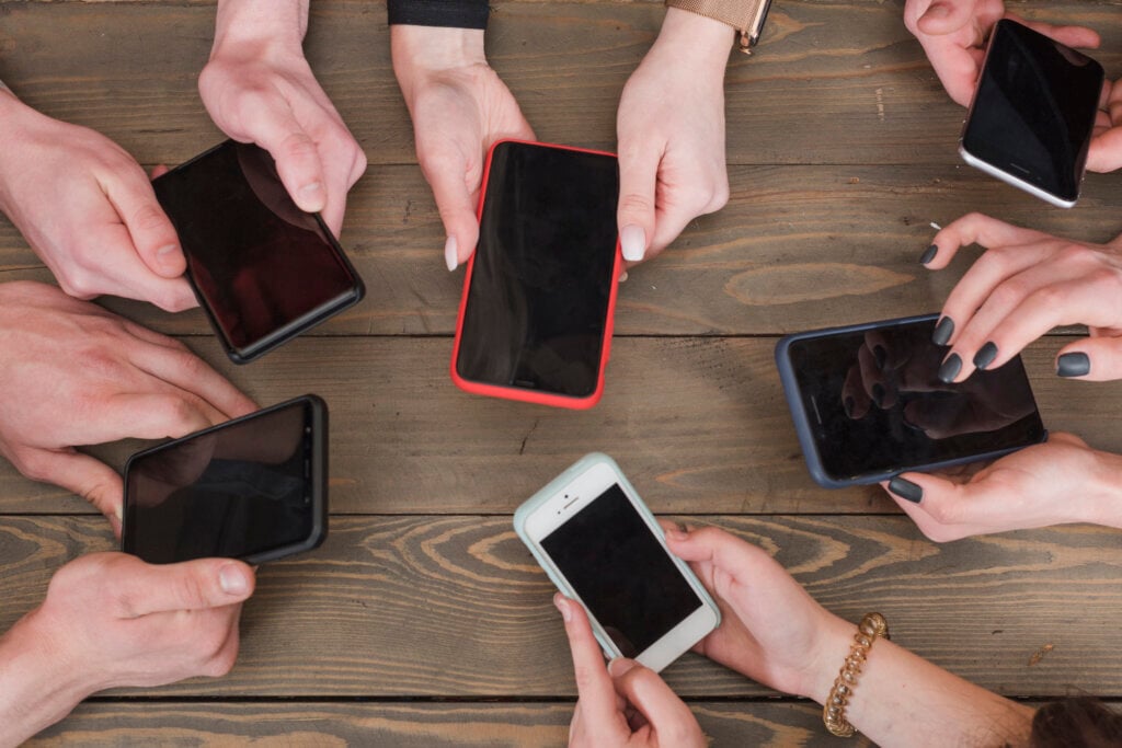 Entenda a história dos smartphones e a evolução dos modelos. Foto: Freepik.