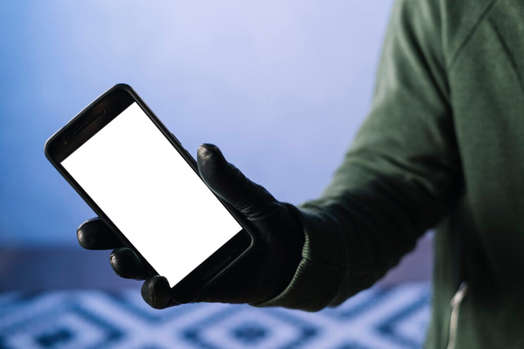 Como evitar furto de celular: saiba aqui tudo sobre seguro celular furtos. | Foto: Freepik.