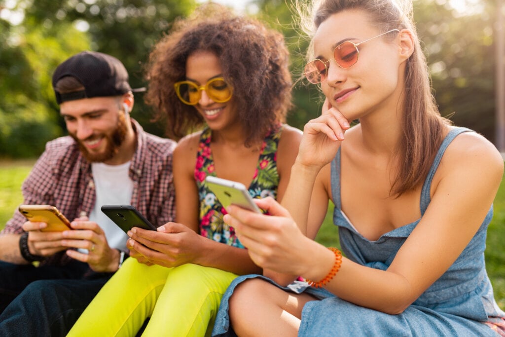 Por que o seguro eletrônicos está chamando a atenção dos jovens? Descubra aqui mais sobre seguro de eletrônico benefícios. | Foto: Freepik.