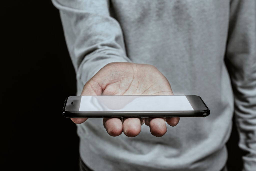 Entenda porque aumentou a busca por seguro celular entre smartphones simples. | Foto: Freepik.