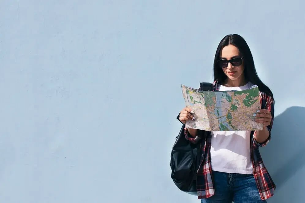 Mulher viajando sozinha: Veja os destinos mais seguros para viajar em 2025. | Foto: Freepik.