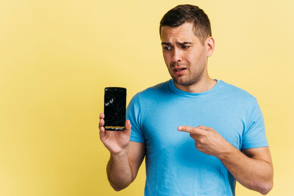 O seguro celular é a melhor opção para garantir a segurança do seu celular! | Foto: Freepik.
