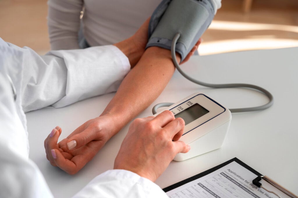 Entenda a importância do cuidado médico para tratar a hipertensão. | Foto: Freepik.