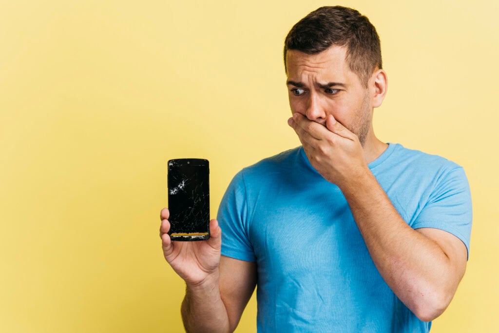 Danos acidentais no celular? | Foto: Freepik.