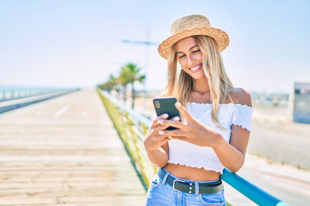 Saiba como deixar seu celular seguro em viagens. | Foto: Freepik.