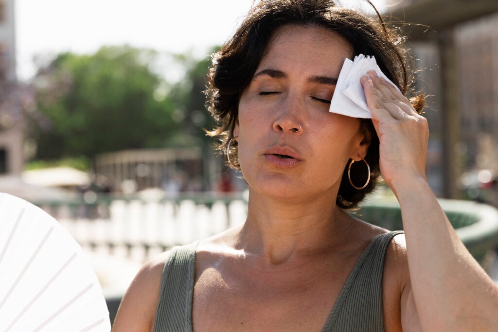 Saiba como funcionam as mudanças hormonais durante a menopausa. | Foto: Freepik.