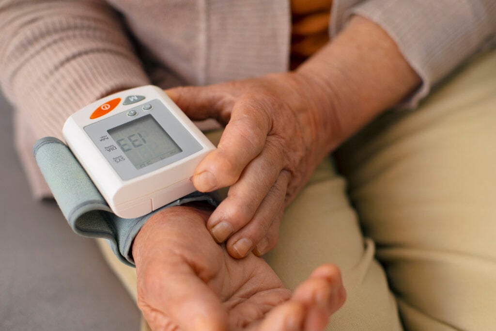 Conheça o tratamento e prevenção da hipertensão. | Foto: Freepik.