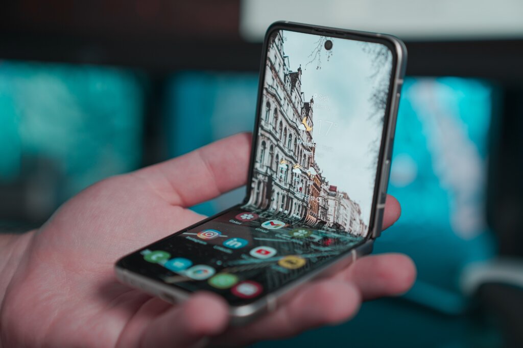 Saiba se os celulares dobráveis serão tendência em 2024. | Foto: Unsplash.