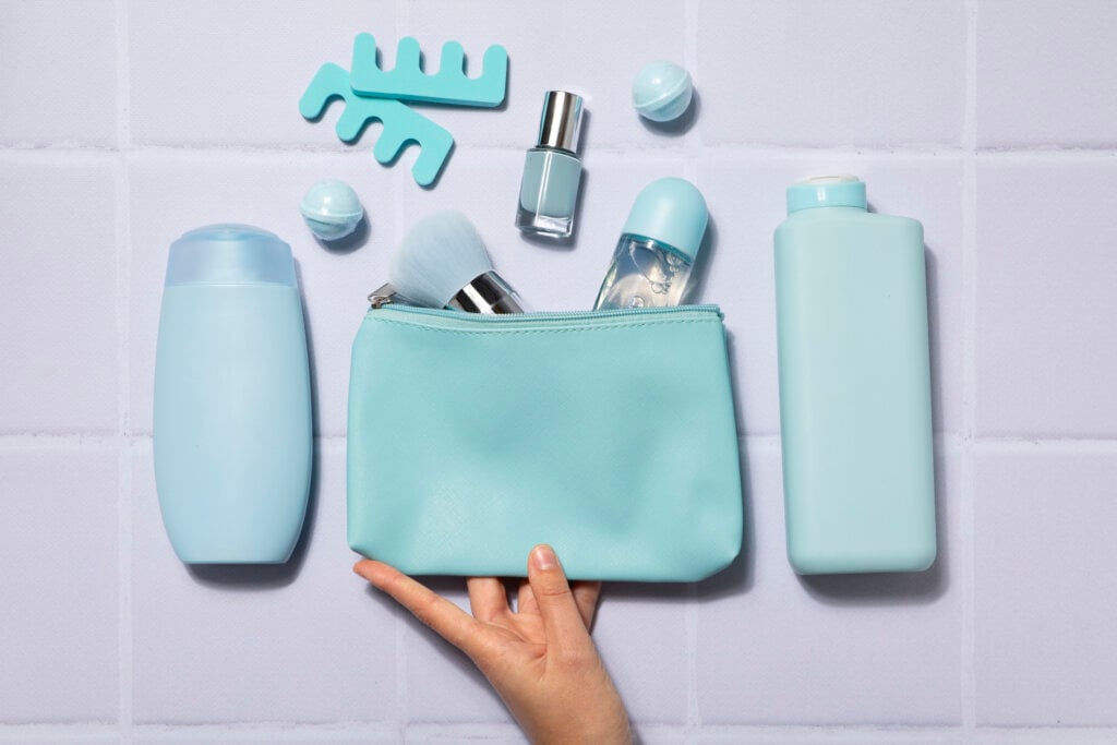 Confira dicas para ajudar a organizar sua necessaire de viagem. | Foto: Freepik.