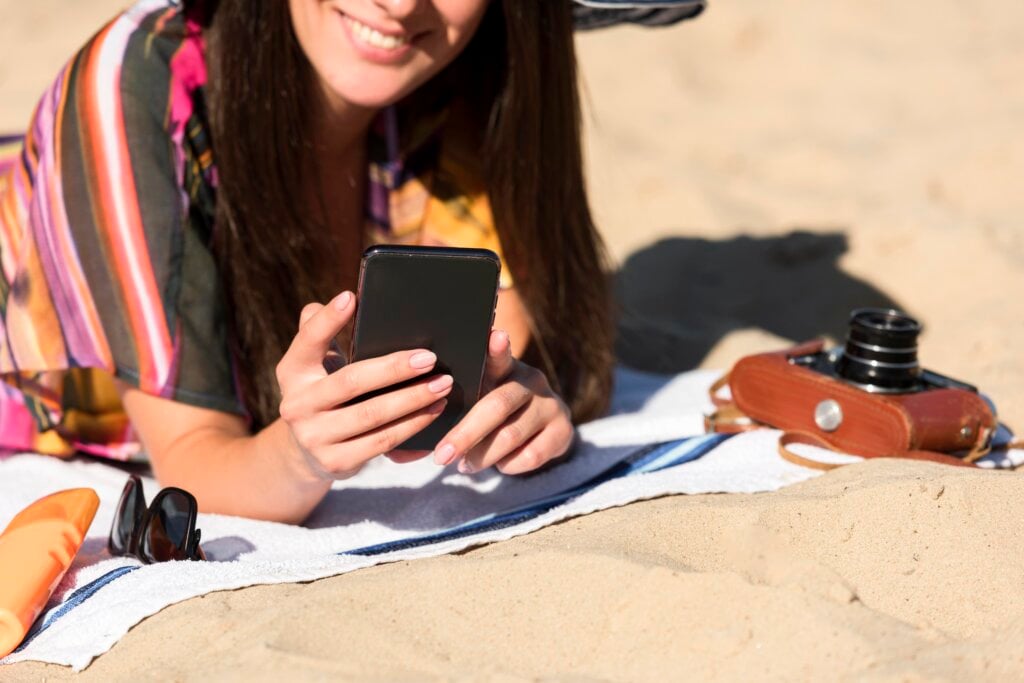 Areia no celular: Saiba dicas para prevenir. | Foto: Freepik.