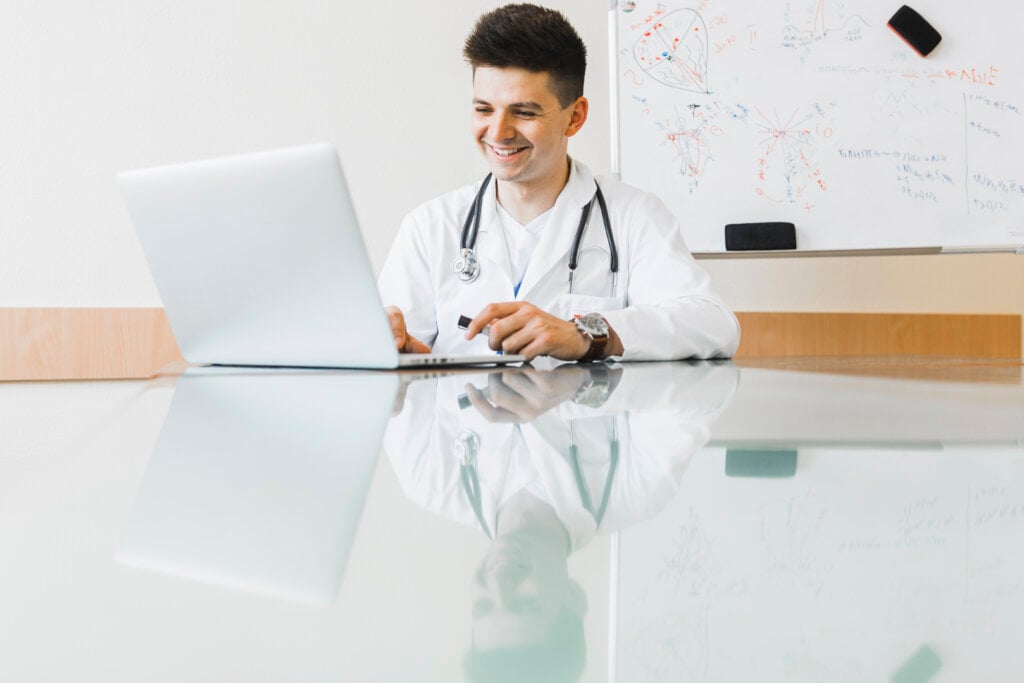 Com a telemedicina, é possível realizar consultas e laudos médicos à distância. | Foto: Freepik.