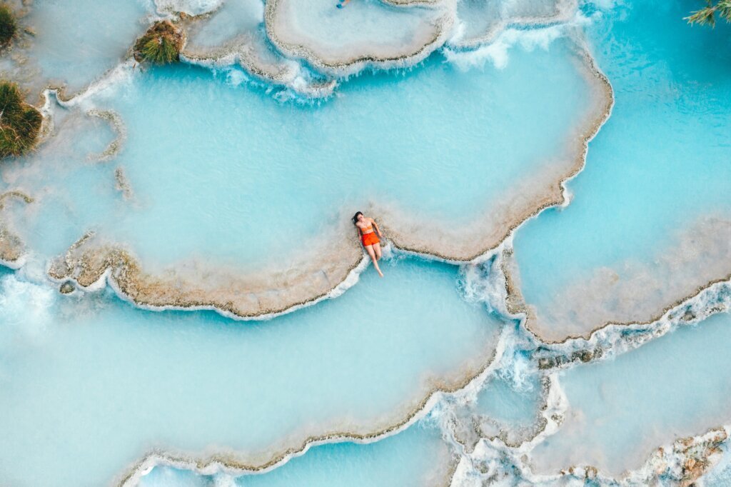 Relaxar em uma água termal pode ser o tipo de viagem perfeita l Foto: Unsplash.