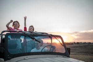 Se vai viajar de carro, contrate um seguro viagem! | Foto: Freepik.