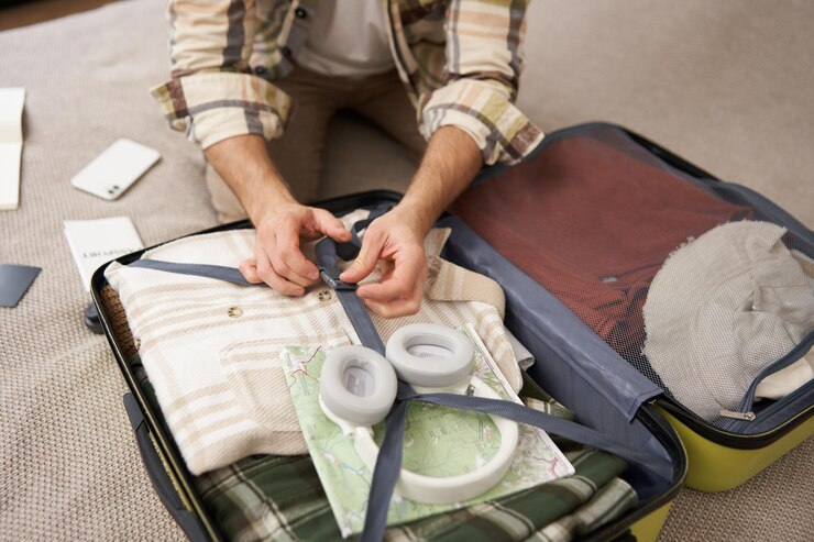 Quer descobrir como organizar malas para viagem? Confira este artigo! | Foto: Freepik.