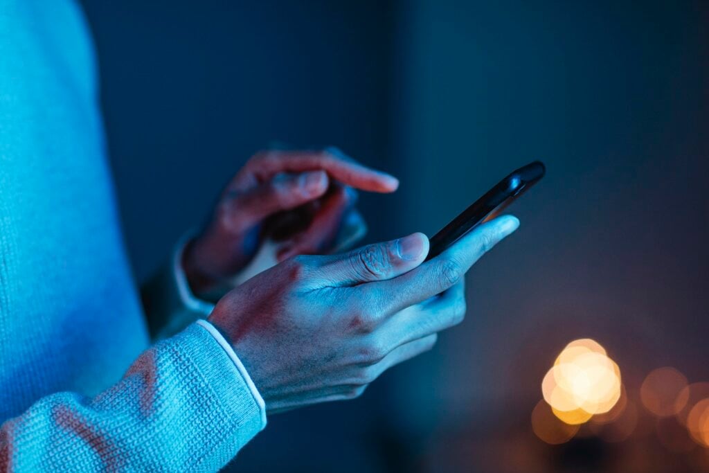 Descubra porque as pessoas passam cada vez mais horas no celular. | Foto: Freepik.