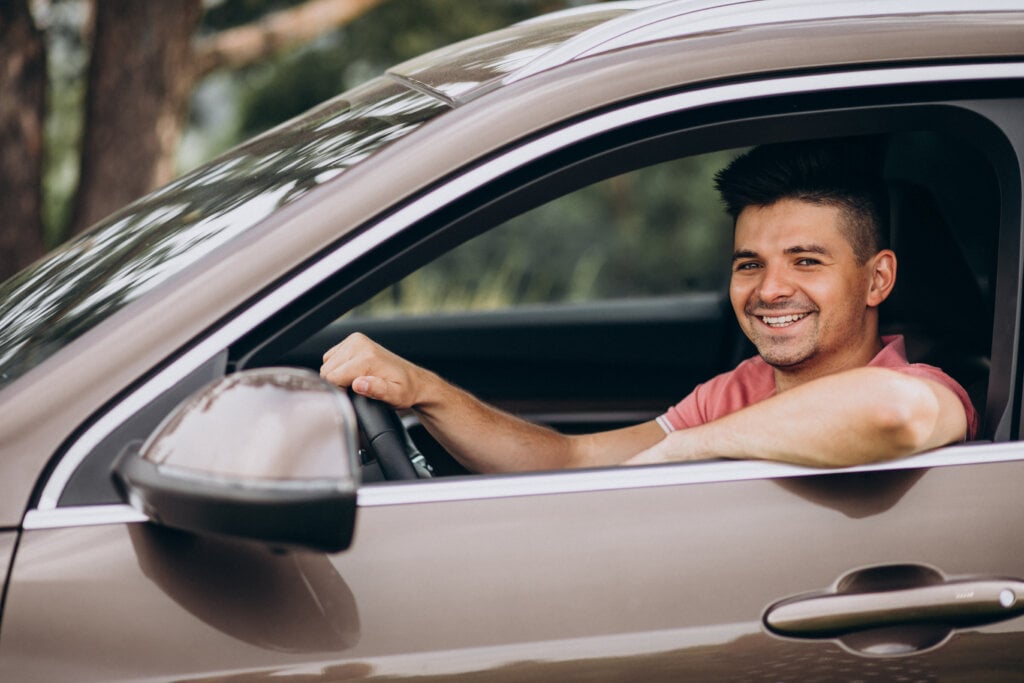 Como contratar o seguro pay per use? Saiba aqui mais sobre Seguro Auto com cobertura completa. | Foto: Freepik.