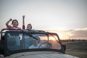 Se vai viajar de carro, contrate um seguro viagem! | Foto: Freepik.