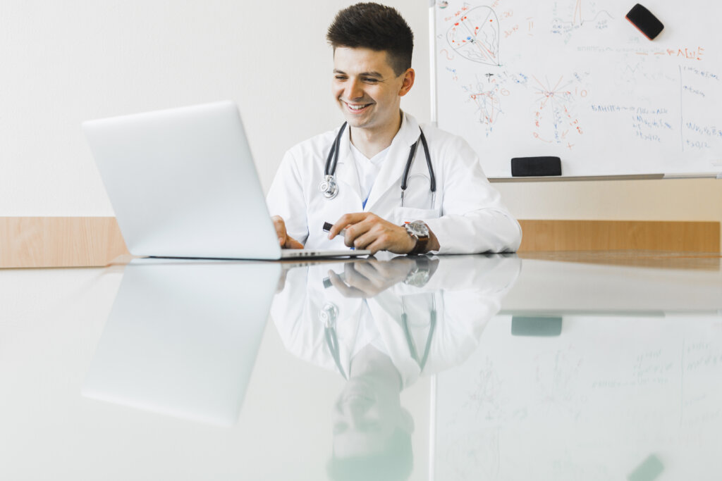 Com a telemedicina, é possível realizar consultas e laudos médicos à distância. | Foto: Freepik.