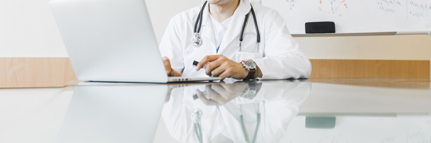 Com a telemedicina, é possível realizar consultas e laudos médicos à distância. | Foto: Freepik.