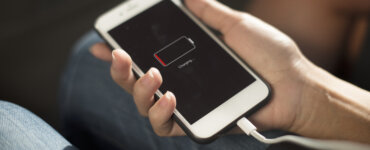 Confira 5 práticas para carregar o celular fora de casa com segurança. | Foto: Freepik.