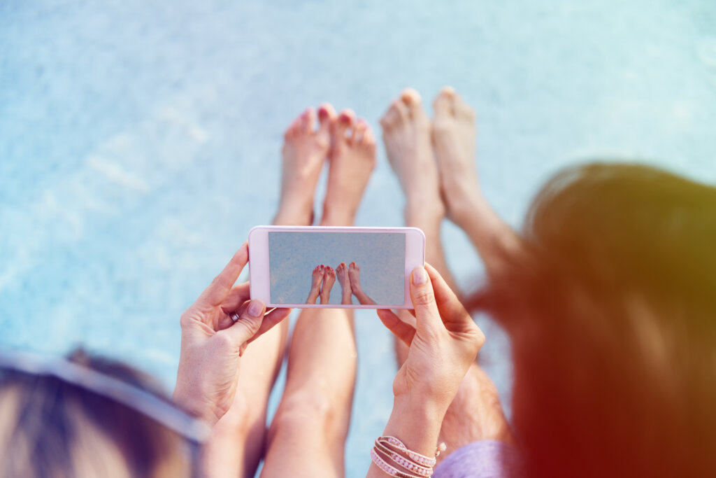O celular caiu na piscina? Saiba o que fazer! | Foto: Freepik.