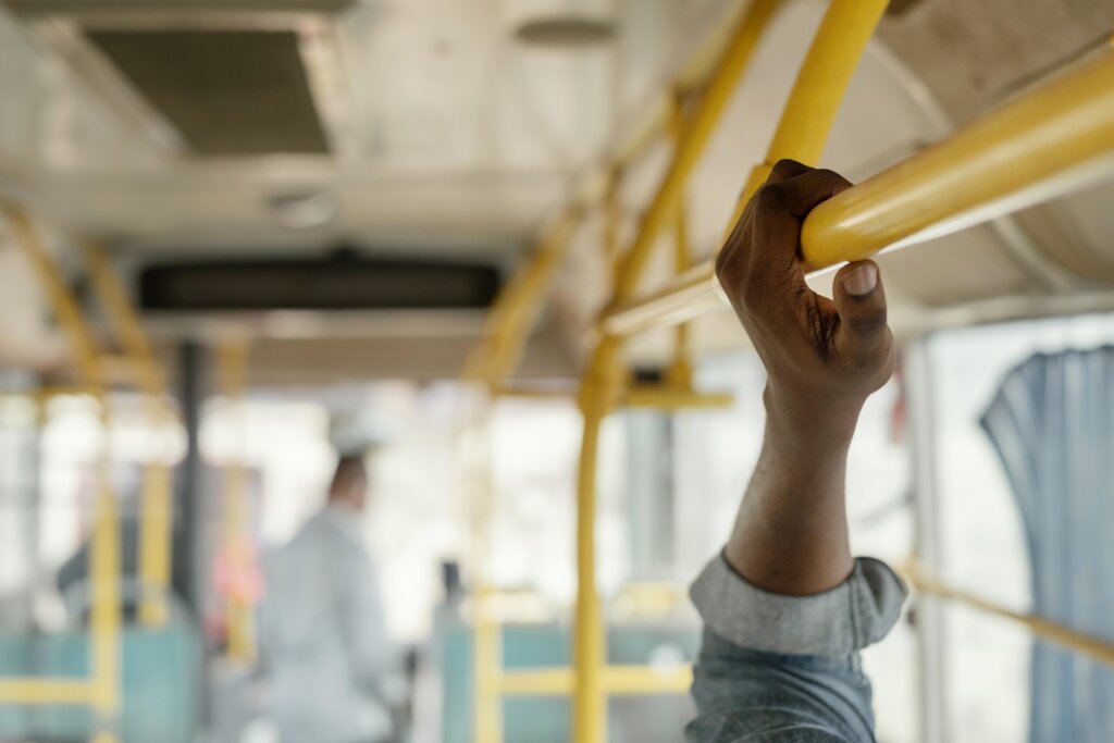 Descubra 6 dicas pra te proteger e facilitar sua locomoção em transportes públicos. | Foto: Freepik.