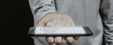 Entenda porque aumentou a busca por seguro celular entre smartphones simples. | Foto: Freepik.