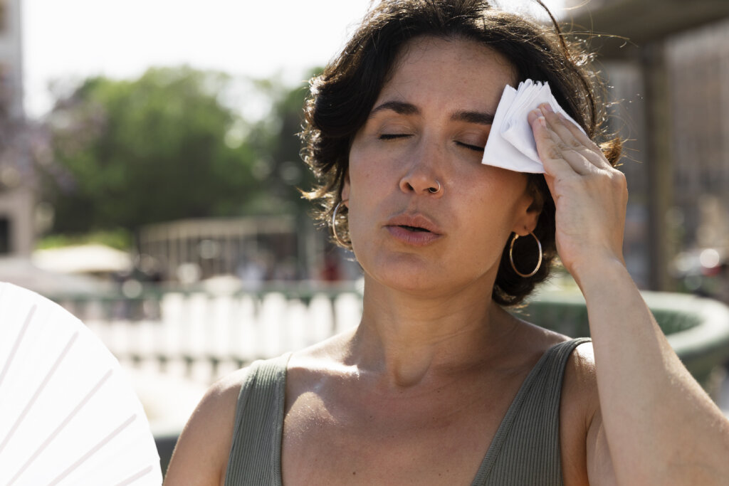 Saiba como funcionam as mudanças hormonais durante a menopausa. | Foto: Freepik.