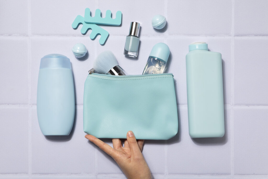 Confira dicas para ajudar a organizar sua necessaire de viagem. | Foto: Freepik.