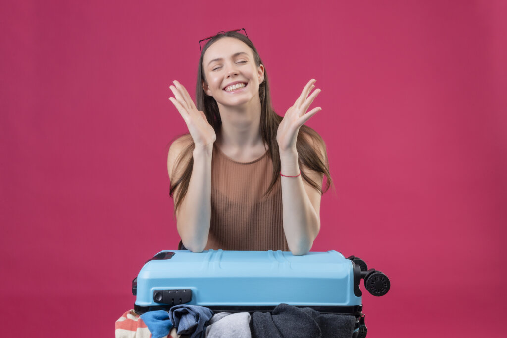 Saiba como maximizar espaço na mala para viagem. | Foto: Freepik.