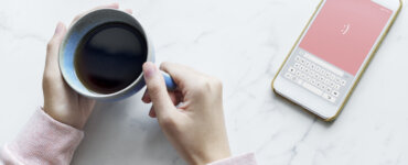 Café derramado no Celular? Tenha um Seguro Celular. | Foto: Freepik.