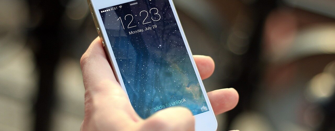 Danos líquidos no celular. | Foto: Freepik.