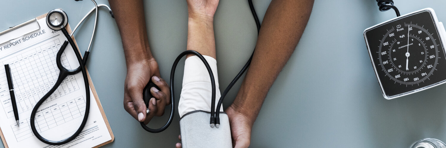 Entenda se a hipertensão afeta o sistema imunológico. | Foto: Freepik.