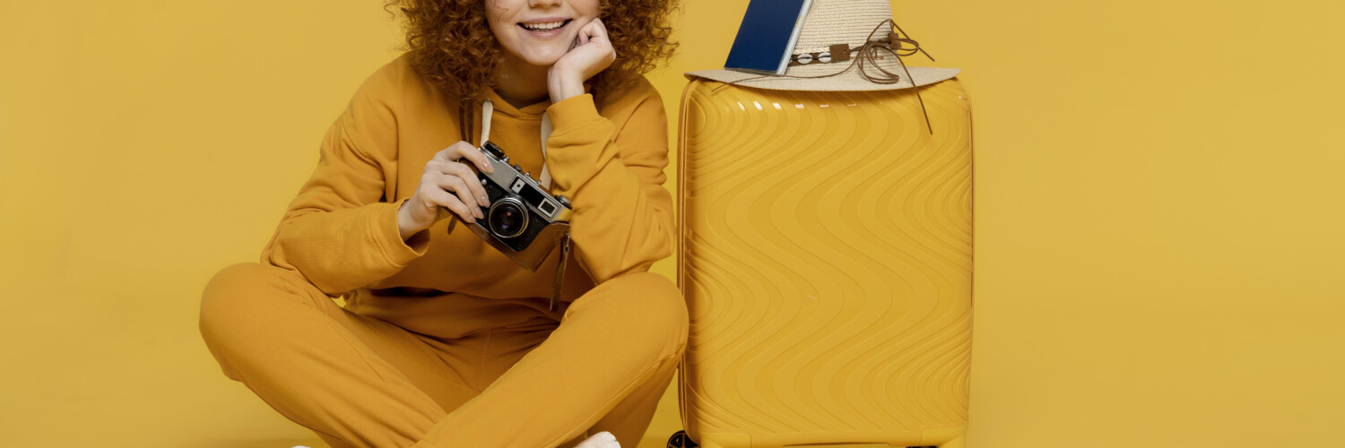 Saiba a importância do seguro viagem e como fazer uma mala compacta. | Foto: Freepik.