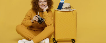 Saiba a importância do seguro viagem e como fazer uma mala compacta. | Foto: Freepik.