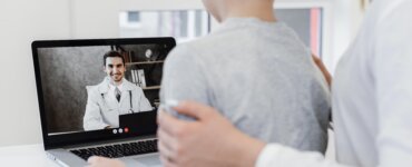 Veja como as consultas online podem ajudar no diagnóstico e tratamento da pneumonia. | Foto: Freepik.